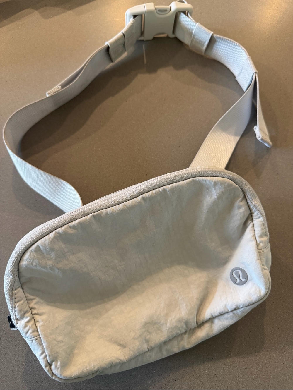 lululemon athletica light gray waist pack